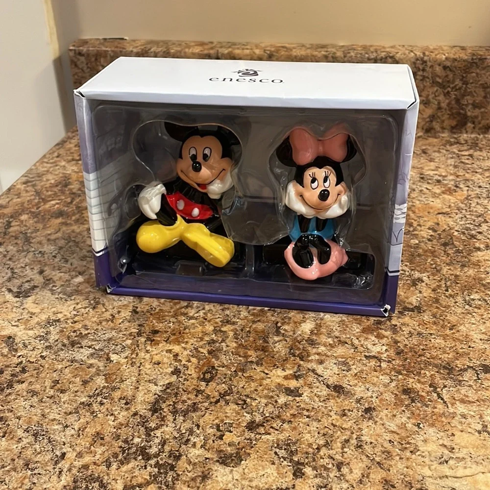 🔴SOLD🔴 Disney Mickey and Minnie Salt and Pepper Shakers set - Picture 4 of 5